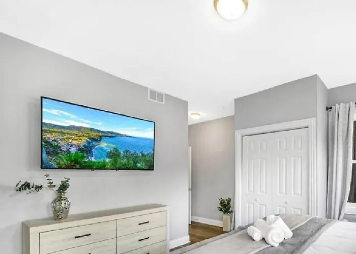 Spacious Haven - 8-minutes To Chicago - Sleeps 10