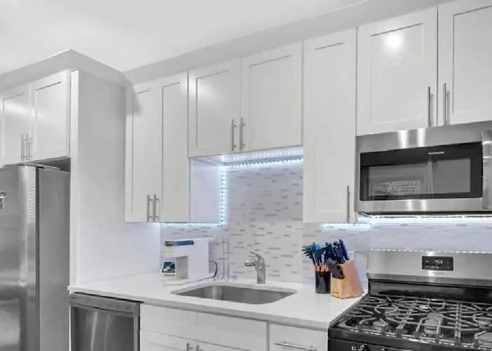 Апартаменты Spacious Haven - 8-minutes To Chicago - Sleeps 10 Forest Park