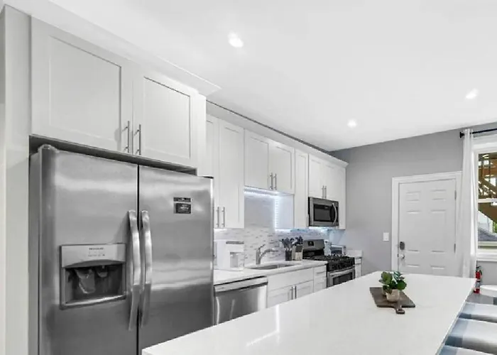 Spacious Haven - 8-minutes To Chicago - Sleeps 10