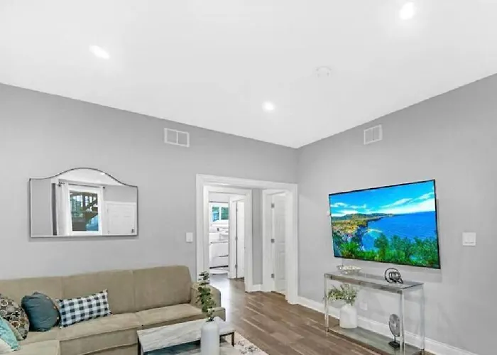Апартаменты Spacious Haven - 8-minutes To Chicago - Sleeps 10