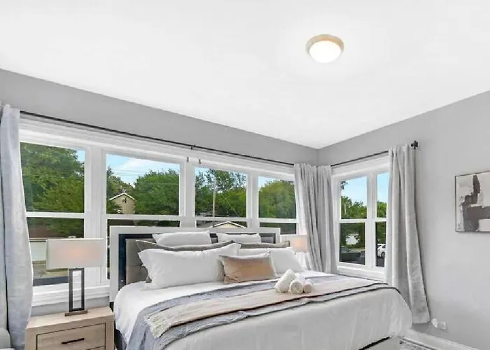 Spacious Haven - 8-minutes To Chicago - Sleeps 10 Апартаменты