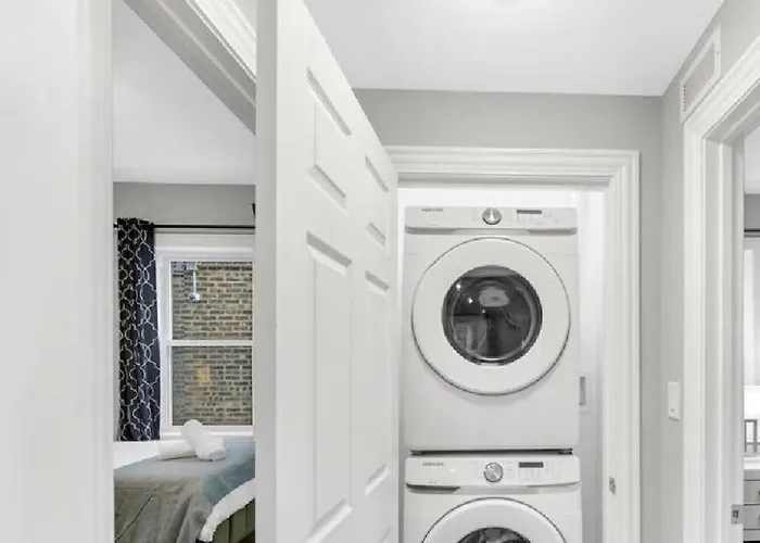 Spacious Haven - 8-minutes To Chicago - Sleeps 10 Апартаменты Forest Park