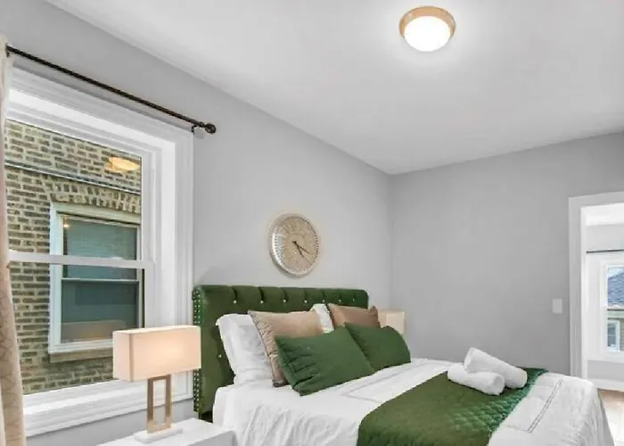 Spacious Haven - 8-minutes To Chicago - Sleeps 10 *