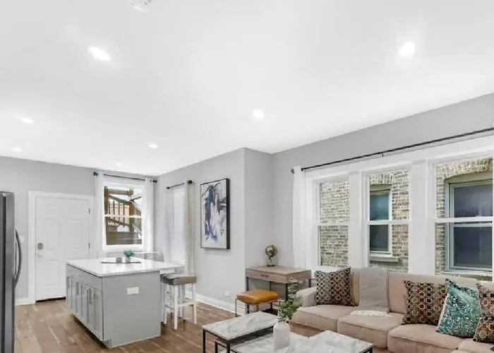 Spacious Haven - 8-minutes To Chicago - Sleeps 10