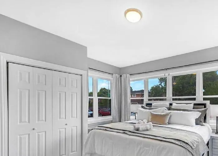 Spacious Haven - 8-minutes To Chicago - Sleeps 10 Апартаменты *