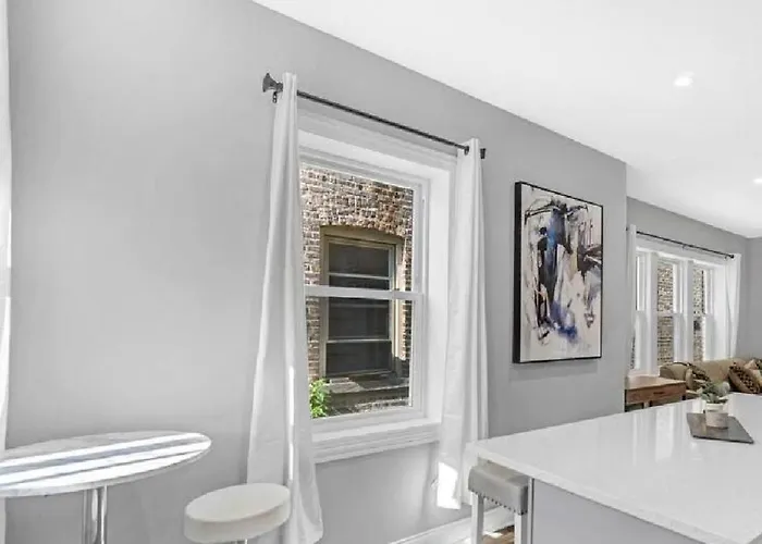 Апартаменты Spacious Haven - 8-minutes To Chicago - Sleeps 10 *