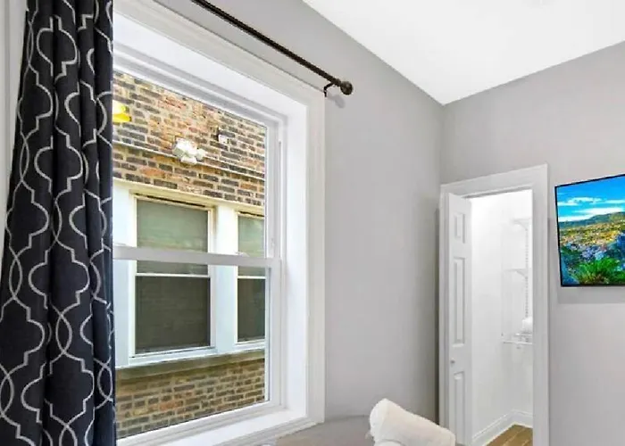 Апартаменты Spacious Haven - 8-minutes To Chicago - Sleeps 10