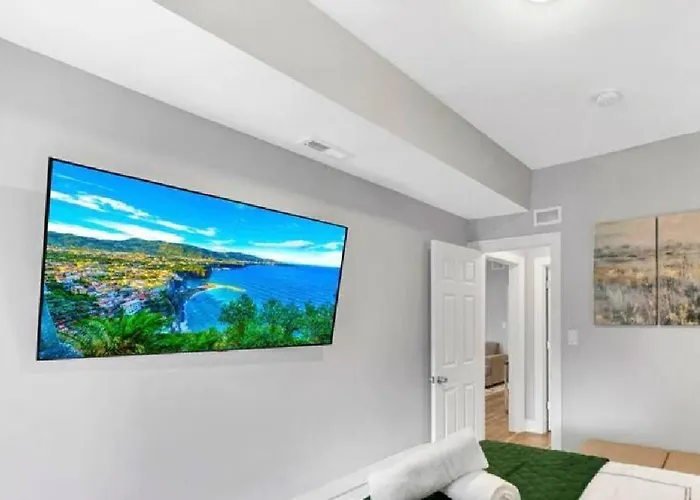 Spacious Haven - 8-minutes To Chicago - Sleeps 10 Апартаменты