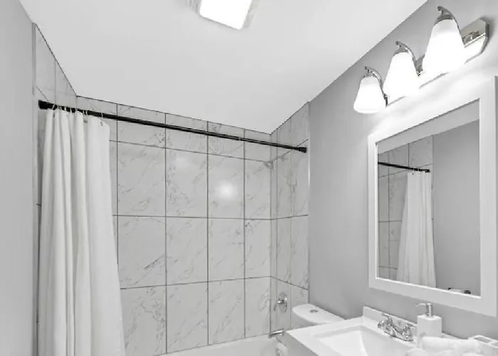 Spacious Haven - 8-minutes To Chicago - Sleeps 10 Апартаменты Forest Park